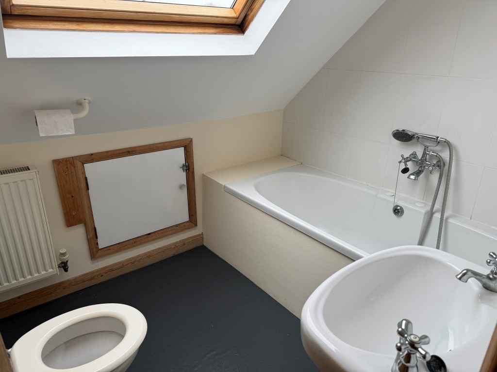 Lot: 36 - FORMER DOCTORS SURGERY WITH POTENTIAL FOR RESIDENTIAL CONVERSION - SF bathroom with sink and WC